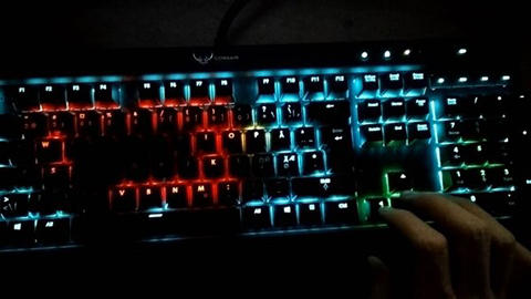 挑战极限！背光键盘上移植的贪食蛇你玩么
