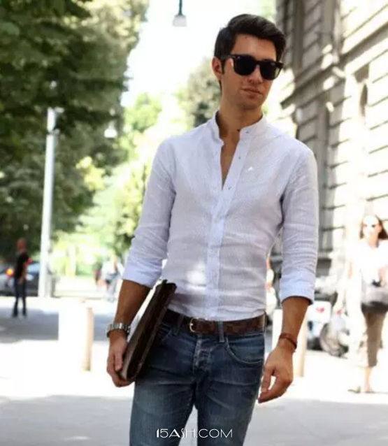 白衬衫+休闲牛仔裤+时尚手拿包